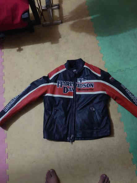 قمصله جلد طبيعي جديده ماملبوسه هارلي ديفدسون اصلي وكاله السعر 125 الف الاتصال ***********
