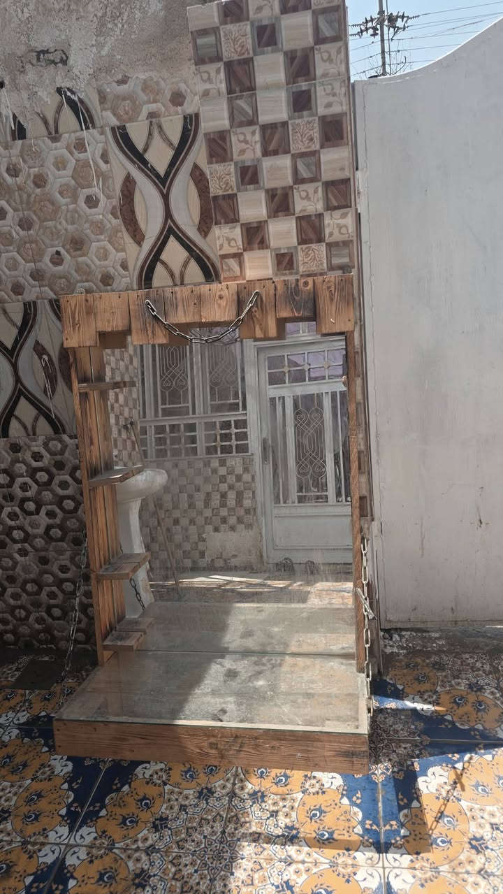 رفوف ومرايه حلاقه للبيع العماره حي العسكري ***********
