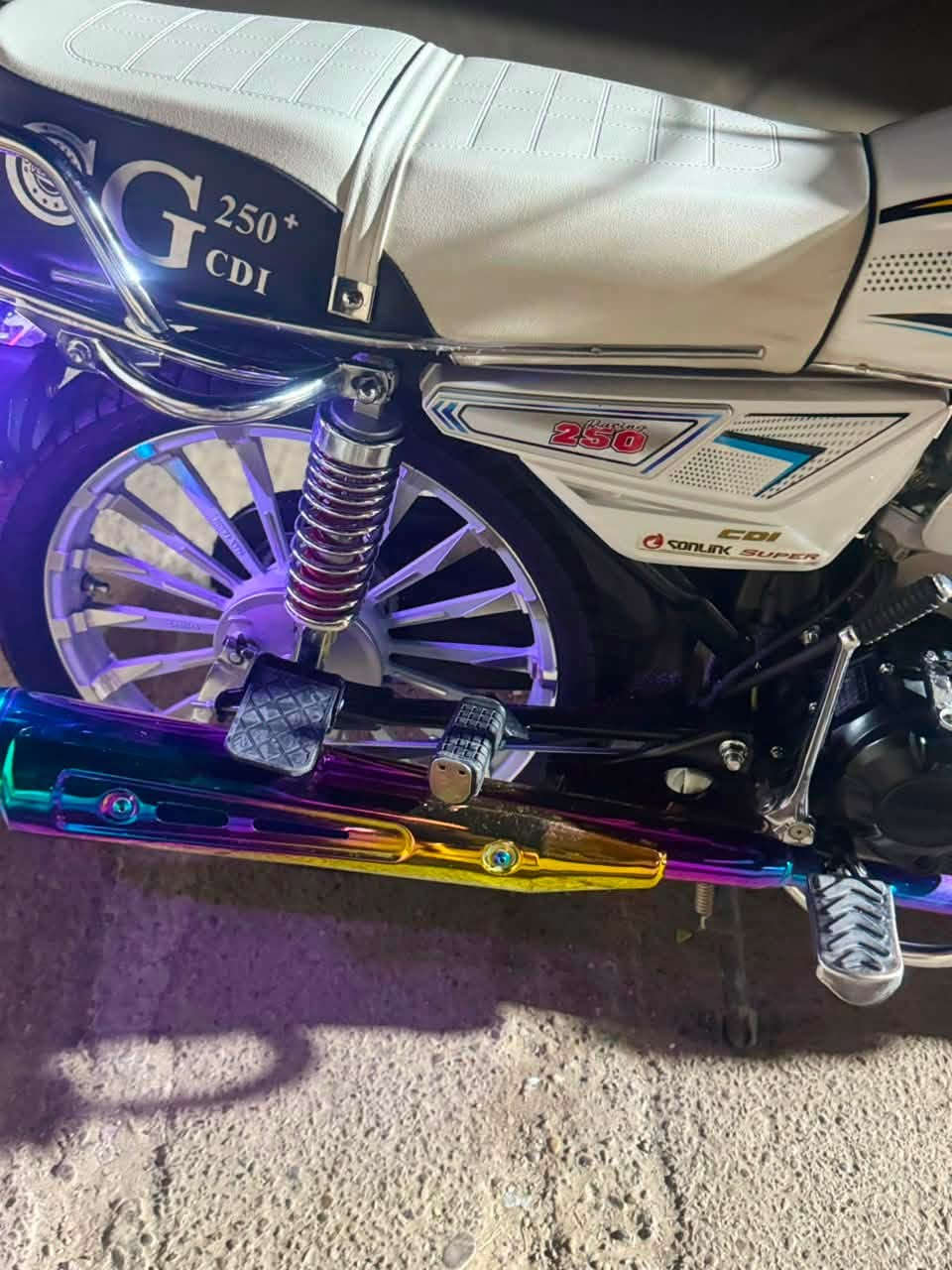 سلام عليكم للبيع أيراني دراجه جديده كفاله عامه محرك 250CC  صالنصه رياضي دراجه ماخذهه مليون و250  بس هسه أريد أبيعهه بصمتين وسويجين اوراقهه كامله مكاني بغداد شراي يتصل ***********
