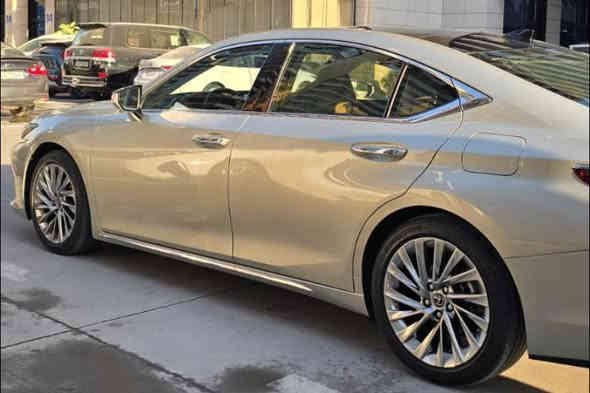 لكزس ES (ES350) بلاتينيوم – موديل 2023🤍🔥🔥

🚗 محرك V6 سعة 3500
📏 ماشيه 27,000 كم
💺 داخل جلد مشمشي
❄️ كراسي تبريد
⚡ كراسي كهرباء
🧠 خزن ميموري
🌅 بانوراما
🪟 بردات خلفية كهربائية
📱 شاشة كبيرة
🅿️ سايد بريك دكمة
📡 شحن لاسلكي
⛔ أوتو هولد
👁️ نقطة عمياء
📡 رادارات
🎒 جنطة كهرباء
📟 حساسات أمامي + خلفي
🛠️ فول مواصفات 1/1 وارد خليجي شركة لكزس بغداد (SAS)
🛡️ صيانة كاملة بالشركة وتحت الضمان
📝 رقم بغداد الجديد وباسمي
📌 ملاحظة: السيارة كفالة عدا ثلاث أماكن بسيطة بارد فقط بدون صبغ أو فتح

⸻

📮 السـعـر ✅ لايك و تعليق يصلك بالخاص 📩

مكان تواجد السيارة: بغداد
رقم صاحب السيارة: ***********
اكتب العبارة فقط: الصفحة مكلف بالنشر
