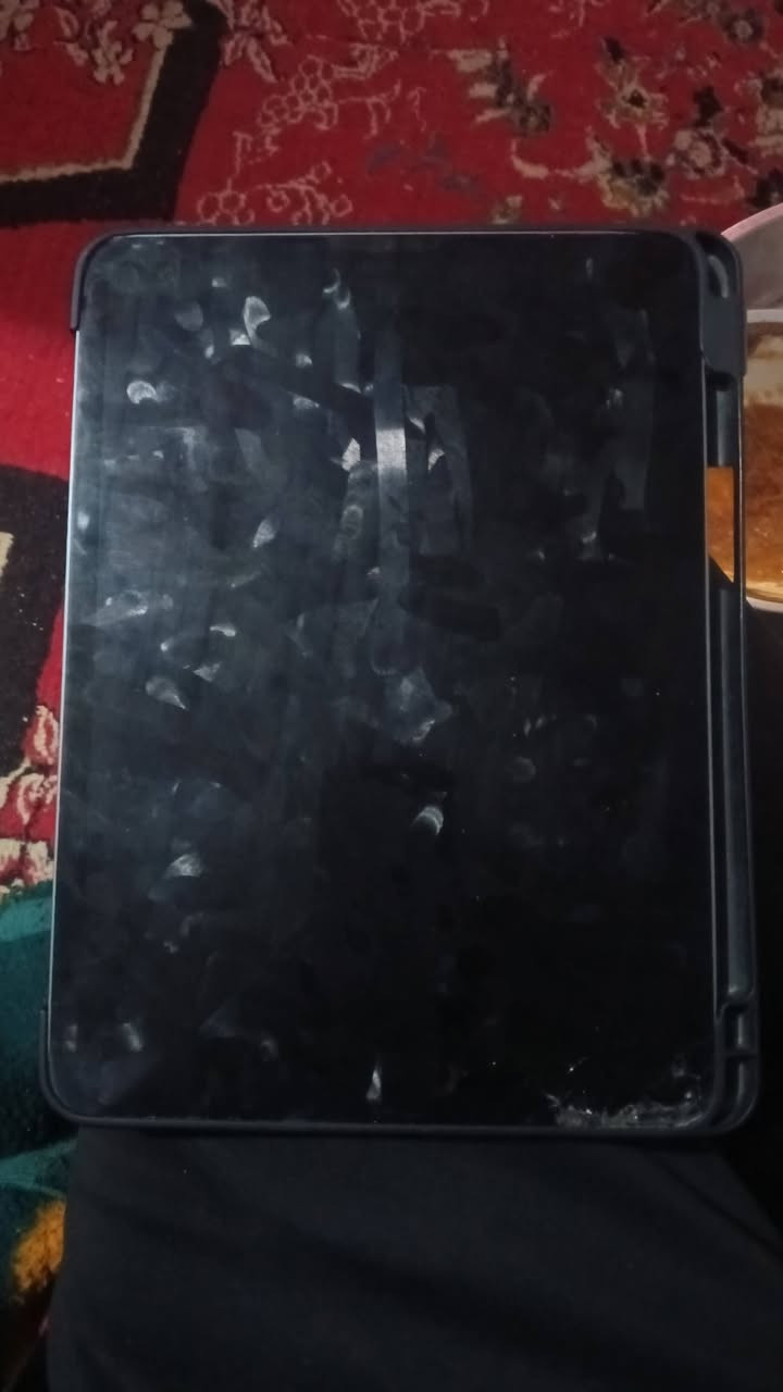 ايباد برو 2021 معالج m1 ذاكرة 256 للبيع سعر 320 وبي مجال رقمي *********** واتساب او ماسنجر ملاحضة بي فطر بالشاشة بس مامأثر ع اللمس والالوان
