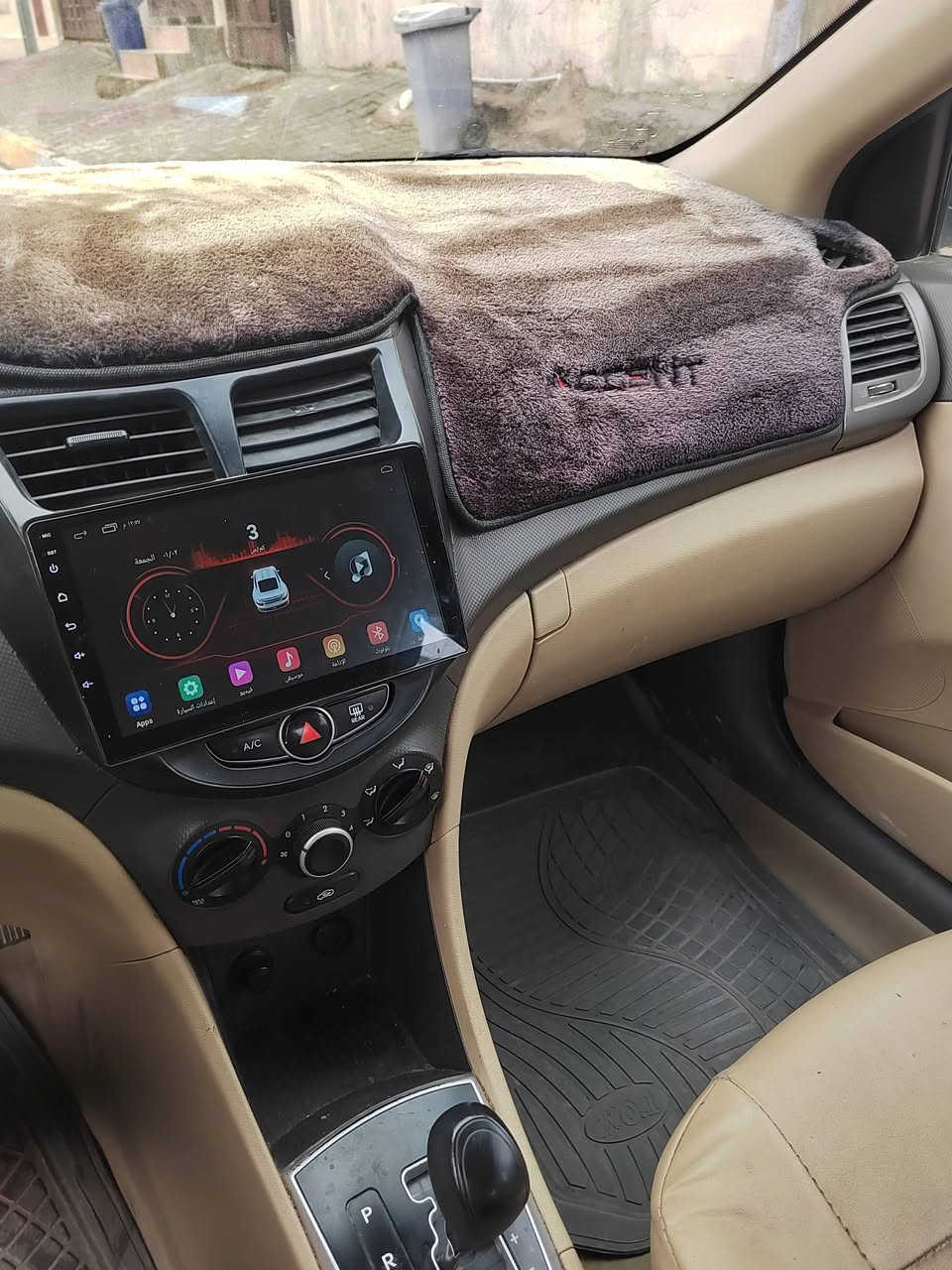 اكسنت 2013 وارد خليجي بدون صبغ (كلين).الضرر فقط رصعات صغيرة 
محرك 4 سلندر 1600. 
 كير ومحرك ما مفتوح. 
تدفئ تبريد شغال. 
كهربائيات كامل شغاله. 
شاشة ايباد +كامرة خلفية. 
سنوية 2027. 
كوبون بانزين موجود. 
عداد ممشة 170kmالف.
سعر 115 وبي مجال.
***********
