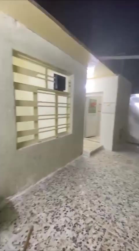 بيت مساحه 130 متر مسلح طابق واحد جاهز للسكن فارغ حاليا سعره فقط بيع سريع ب 48 منطقه كامله الخدمات مجاري ومي وتبليط عنوانه مقابل حي الكوفه افرع افران الحجيه كله كبل ثالث فرع عن الشارع العام او درع القديمه للطلب الاتصال على الرقم بيه وواتساب فيديو وصور للبيت ***********
