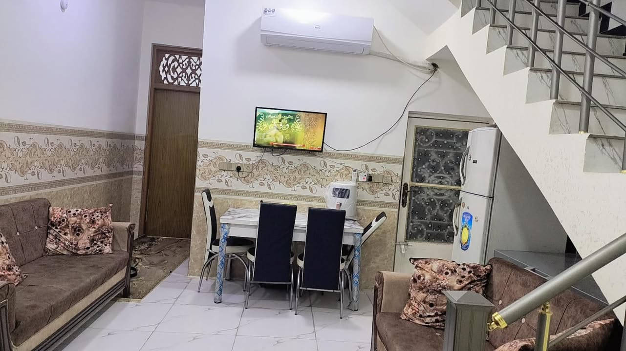 بيت جديد سنه البناء نهايه 2024 بناء على أيدي كلشي بي درجه أولى البيت تحفه ما شاء الله جديد كلش طابقين 100 متر  حي ميلاد قرب مدرسه الميلاد الابتدائيه على شارعين خدمات فولو الشراي يتصل 
*********** طابق الاول غرفه كبيره صاله ستقبال طابق ثاني 2 غرف وحده كبيره جدا و وحده 4 ب 5 تقريبا حمامات 🚽 طابق الاول وطابق الثاني مع حمامات خارجيه
