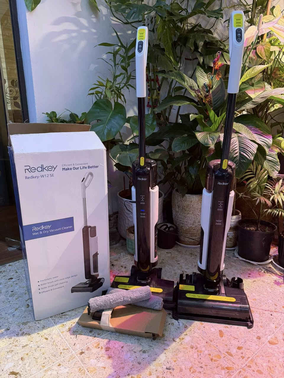 متوفر مكنسة Redkey W12 SE اللاسلكية للتنظيف الرطب والجاف. تجمع بين الكنس والمسح في خطوة واحدة، وتتميز بخفة الوزن (قرابة 3.8 كجم)، وتدعم ميزة التنظيف الذاتي للفرشاة، وتعمل ببطارية تكفي لتنظيف مساحات واسعة بشحنة واحدة.تتضمن هذه المكنسة الميزات التالية:تنظيف متعدد الوظائف: تتيح لك شفط الأتربة ومسح الأرضيات الصلبة وتجفيفها في آن واحد.التنظيف الذاتي: نظام آلي لغسل الفرشاة الدوارة بالماء دون الحاجة لتنظيفها يدوياً.تصميم مرن وخفيف: هيكل لاسلكي يسهل المناورة به للوصول إلى الزوايا


**إذا كنت صاحب هذا الإعلان وتريد حذفه لأي سبب، رجاءا أرسل رسالة إلى الدعم الفني**