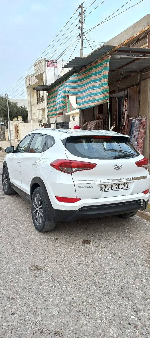 هونداي توكسان
مابيها الصبغ ولا تبديل ولا حالوب
سنويه  وهزه جديد باسمي
بيها ورقه بانزين
رقم سليمانيه 
185 وبيها مجال قليل
***********
