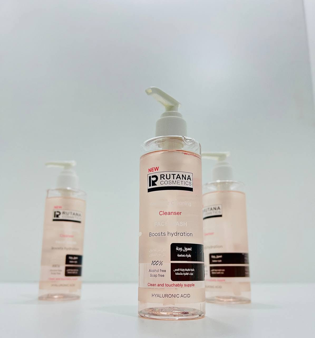 غسول وجه من "RUTANA COSMETICS".
الخصائص المشتركة: يعزز الترطيب، خالٍ 100% من الكحول والصابون، يترك البشرة نظيفة وناعمة ومنتعشة، يحتوي على حمض الهيالورونيك. 
الأنواع المتوفرة:
غسول للبشرة الدهنية (اللون الأخضر). 
غسول للبشرة الحساسة (اللون الوردي). 
غسول عميق المفعول (اللون الأزرق).
: جميع الأنواع تعزز الترطيب، خالية من الكحول والصابون بنسبة 100%، وتترك البشرة نظيفة وناعمة الملمس.

غسول روتانا الجل
لبشرة نظيفة ولينة الملمس
يترك البشرة منتعشة
يحتوي على الهاليرونك اسيد المرطب للبشرة
خالي من الكحول والصابون 
#بنات #اكسبلور #بغداد #ريلز #كومنت #اكسبلور_فولو #ديالى #للحجز_او_الاستفسار_مراسلتنا_دايركت📩

قطعة / ١٣
قطعتين / ٢٠
اذا منتج ثاني ويا عابر ل ١٠ يصير :
قطعة / ٨


**إذا كنت صاحب هذا الإعلان وتريد حذفه لأي سبب، رجاءا أرسل رسالة إلى الدعم الفني**