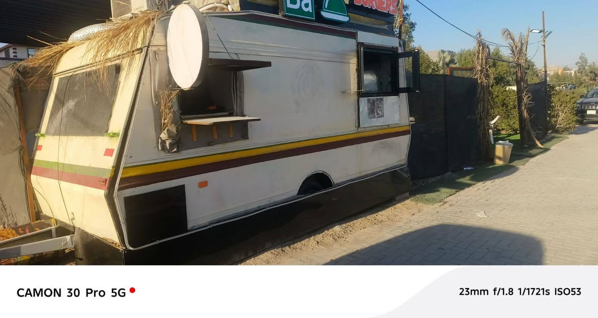 كرفان للبيع متنقل مطبخ مطعم، بي سبلت توسوت واحد طن 5 امبيرات وبي نواعم مال مطبخ
والاسم، اني مكلفني مليون بس الاسم ولله 
كامل هوه وتاسيسه، وشباك المنيوم ، وسقف قرميد حديد
ومغلف الكرفان وتاسيس نقاط بي 6 نقاط كهرباء
وشباك وباب حديد مغلفه
السعر 18 ورقه وبي مجال
مكان البياع المواصلات
شارع الضغط 
***********
