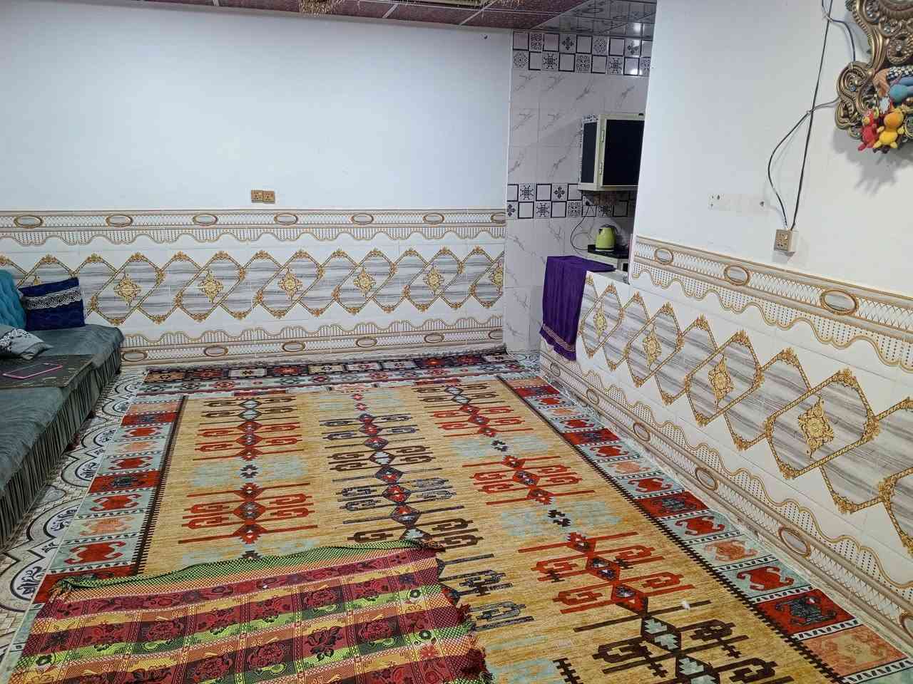 السلام عليكم بيت حواسم مساحه 200متر داخل شركه مقابيل مطعم الحوراء بيه غرفتين. السعر 20 وبيه مجال مكان الناصرية هاذ رقم ***********
