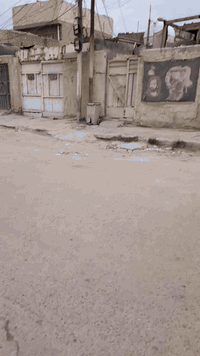 السلام عليكم  بيت للبيع في حي طارق مساحته(١٢٥) الواجهيه(٥) والنزال(٢٥) مقابيل مضخات الماء الوسط
بيت طابو صرف بأسمي بيت قديم حالياً مؤجر يحتوي على ٣غرف واستقبال والملحقات السعر(١٠٠)وبيه مجال رقم الهاتف ***********
