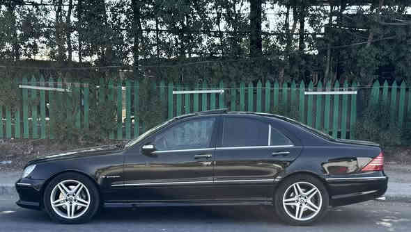 السلام عليكم غواصه 2005 رقم بغداد للبيع او المراوس 
حجم 500 كت AMG 
صبغ عام 
جوبلسات محوره دبلات 
مكان السياره بغداد
السعر 130 و بيها مجال بسيط 

للاتصال ***********
