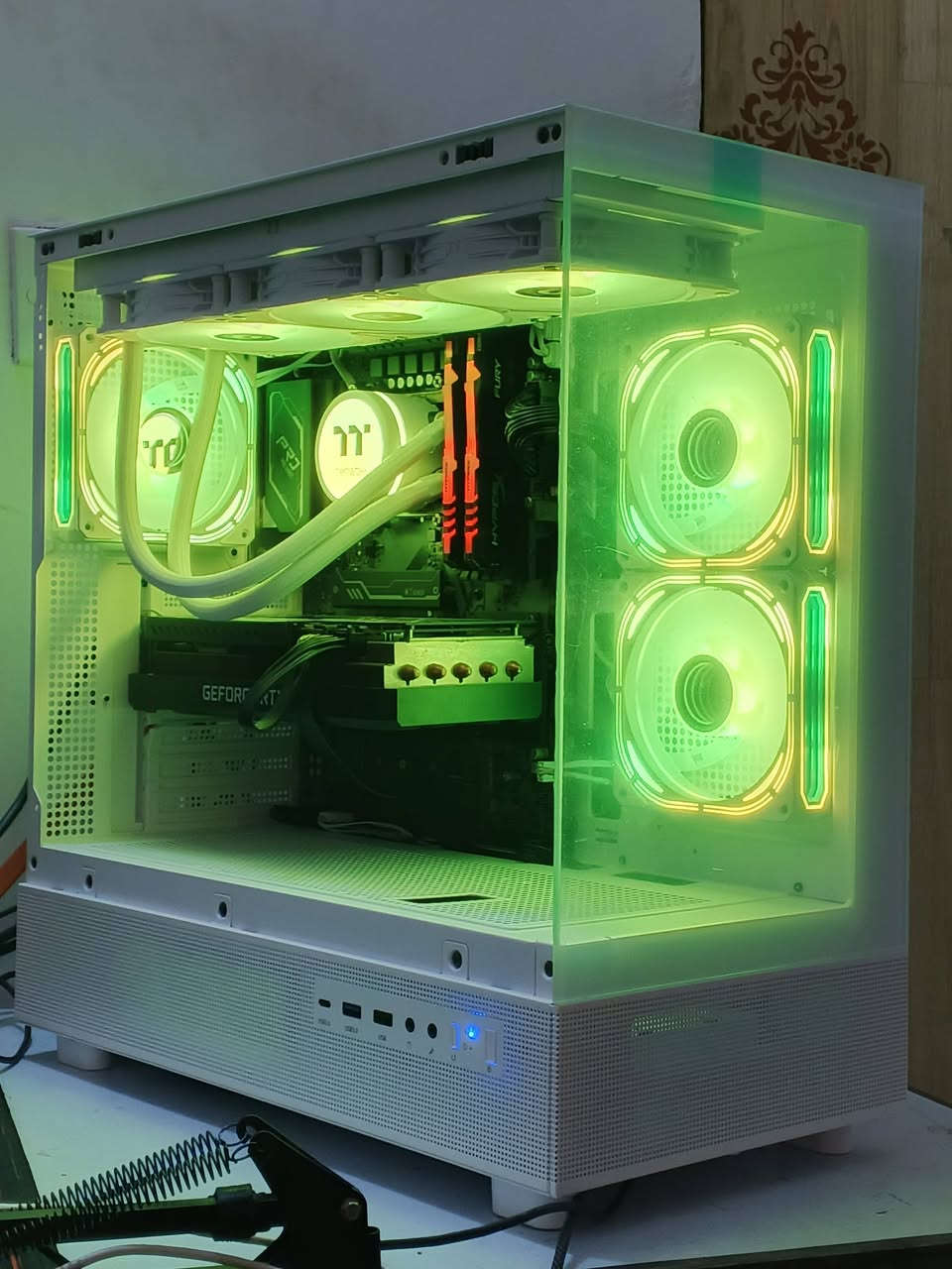 السلام عليكم 🌹 
حاسبة للبيع 
الكيس+ المبرد +الهارد كلهن جدد باقي الغراض مستعمل اخو الجديد 
حاسبة كلش قويه تشغل كل الالعاب على 4k
وفريمات عاليه وتخدمك بثوث برمجه تصميم منتاج 
كلشي حرفيا

المواصفات :
‎I7 12700
‎Thermaltake pro 360 white liquid cooler New
‎Asrock b660 pro rs
‎16Gb ram 2×8 3200 hyber x rgb
‎Galax RTX 3070TI
‎1Tb ssd m.2 nvme
‎Fantech 650w psu 80+bronze 
‎Dark flash dpx90 white with 3argb white fans New 
‎Windows 11 pro 25h2 New

السعر مليون وربع
1,250,000 دينار 🔥🔥🔥
السعر نهائي ما بيه مجال 🔒

ضمان شهر اي خلل ترجعلك فلوسك 💯
توصيل متوفر 🚚

وعندي شاشة msi 2k 180hz 27inch
سعرهه 240 الف 🔥

وماوس وكيبورد ميكانيكي و ماوس باد وسماعات ويدة كلهن بسعر 125 الف

اذا تاخذ الحاسبة والشاشة والاكسسوارات كلهن
يصير مجموعهن اقل اسويلك خصم
السعر كامل بدون الخصم: 1,615,000
السعر كامل: 1,575,000
مليون و 575 الف دينار 🔥🔥🔥

عنواني بغداد السريدات الجديدة وره صيطرة الشعب 
للحجز خاص او واتساب :
***********
