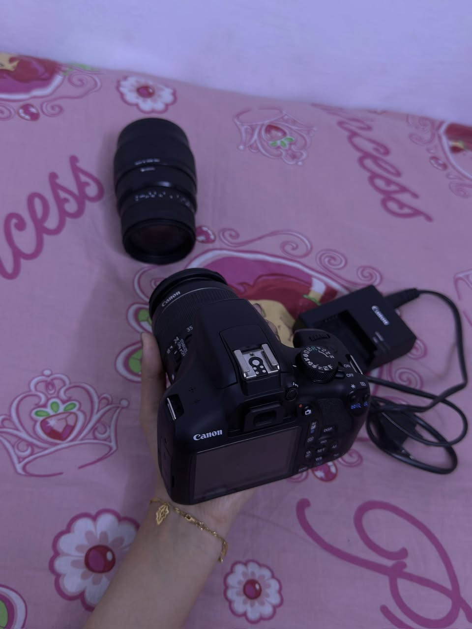 للبيع كامرا كانون 1300 الحديثه واي فاي مع عدستين نضافه 99% كامل ملحقات كارتونه
عدسه 18-55 استبلايزر مانع اهتزاز

عدسة 70_300 سيكما (منول) 

شاحنه 

بطاريه 

حزام 

كارتونه 

مكاني بغداد _ ماعندي توصيل


**إذا كنت صاحب هذا الإعلان وتريد حذفه لأي سبب، رجاءا أرسل رسالة إلى الدعم الفني**