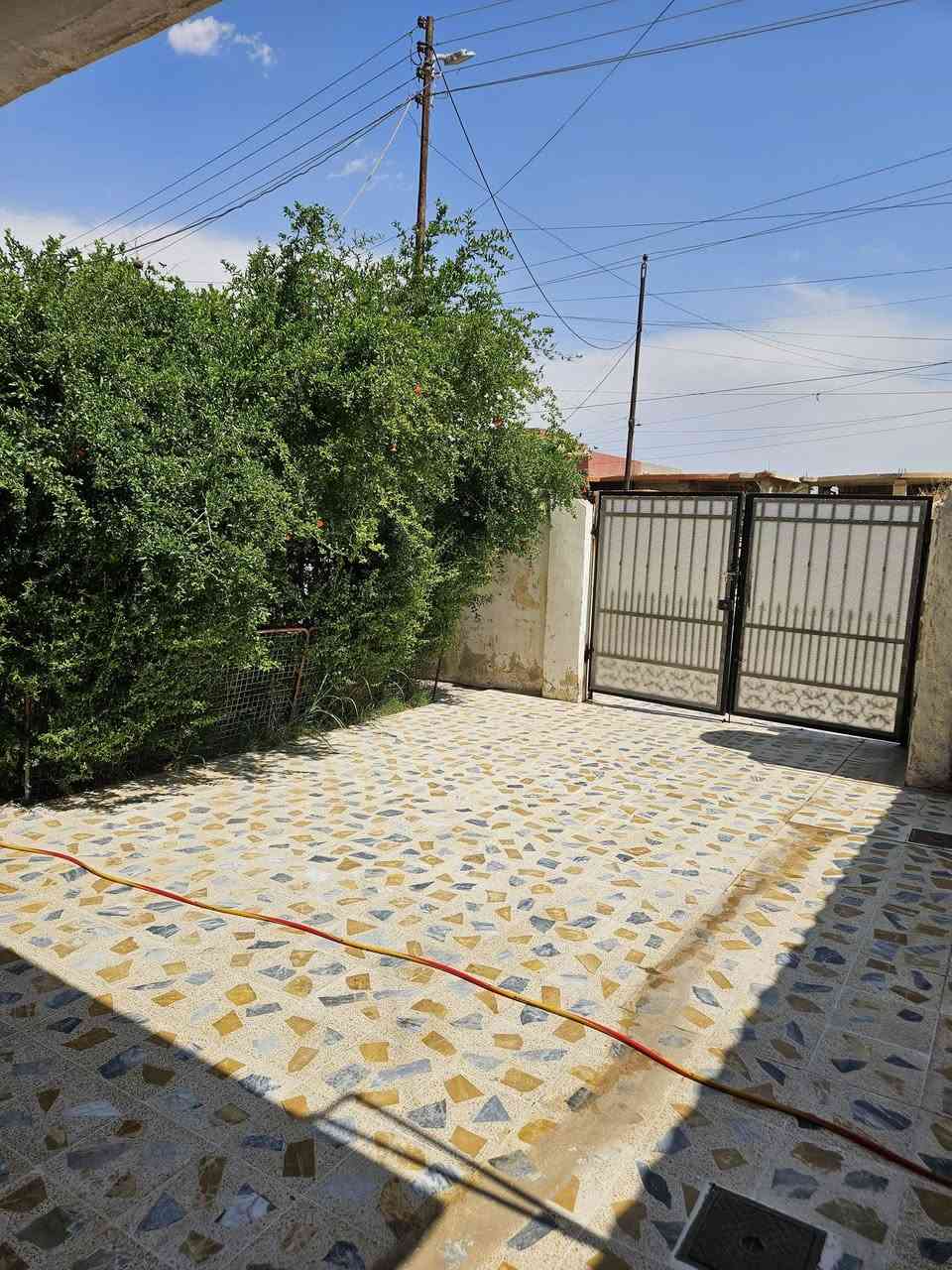 السلام عليكم ..
#بيت_للبيع طابقين سند ملك صرف طابو مكان مميز ..
على شارع ١٥ م المساحة 320 متر تحويل مباشر ..
يتكون طابق الارضي من كراج سيارة +حديقة + استقبال + ٢ غرف نوم + مجمع صحيات + مطبخ + هول معيشه .. يتكون الطابق الثاني من ٢ غرف نوم + حمام عدد ٢ .. 
للاستفسار والتفاصيل اكثر يرجى مراجعة #مكتب_دار_العمدة_لتجارة_العقارات
او الاتصال على ارقام المكتب ***********       ***********  @إشارة
