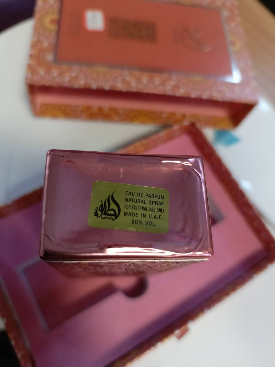 هذه العبوة هي عطر "أجود بينك تو بينك" (Ajwad Pink to Pink) من شركة لطافة للعطور للجنسين، وتأتي بحجم 60 مل.مكونات العطر: يتميز العطر بمزيج من الفواكه، الزهور، والمسك، حيث تشمل مقدمته الجوافة والجريب فروت الوردي، بينما يحتوي القلب على الورد والفاوانيا، وتتكون القاعدة من الجلود والمسك.الوصف: يوصف بأنه عطر فاخر وحلو، مناسب للمناسبات، ويتمتع بثبات جيد.
متوفر قطعه وحدة فقط 🌹🌹
الحجز خاص.. #الجميع


**إذا كنت صاحب هذا الإعلان وتريد حذفه لأي سبب، رجاءا أرسل رسالة إلى الدعم الفني**