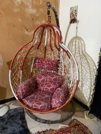 كرسي معلق • وسائد حمراء • تصميم حديث