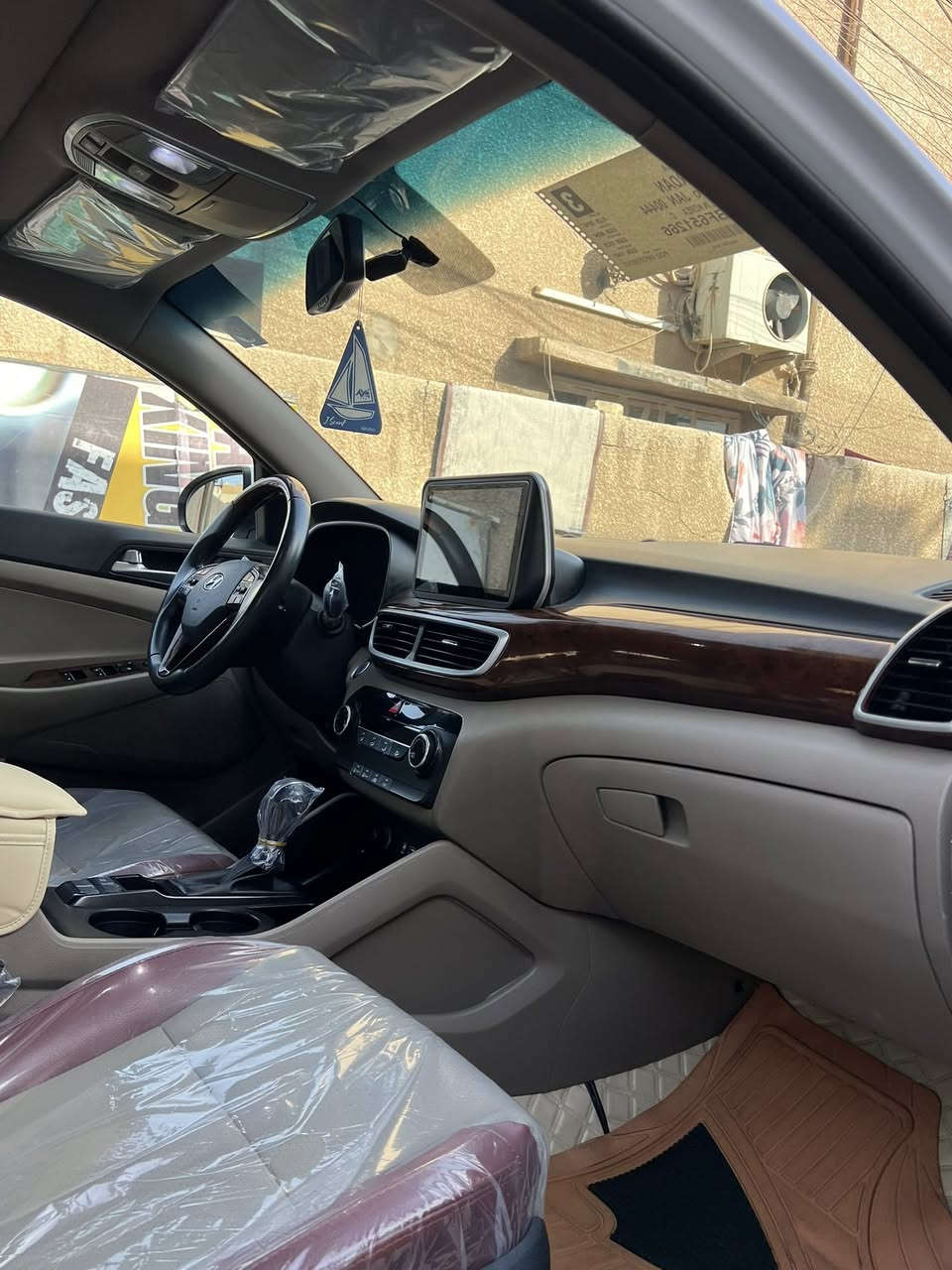 سلام عليكم 
توسان 2019 خليجي 
فول السياره الكاصد بنوراما  بصمه شاشه كامره لد امامي وخلفي تبريد قطعتين كشن جلد وكهرباء رقم بغداد بسمي بيه تكشير بالحافه مال بنيد ونصبغ على كده مكفوله من الضربه   السياره مكان السياره بغداد المنصور  
‭0771 429 3525‬
