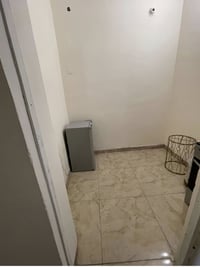 شقه صغيره كراده شارع 42 قرب مطعم بتهوفن وفاير فلاي طابق 2 مصعد وطني شق...