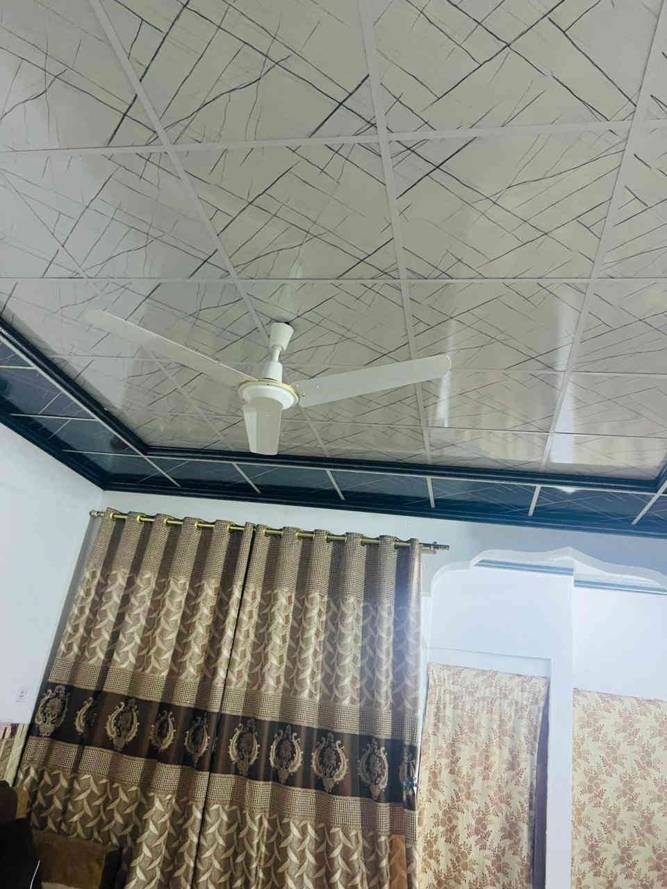 المساحه 170 متر الواجه 8 والعمق 21 
غرف نوم 2 وهول واستقبال بناء جديد مع كاونتر وطخم قنفات 
الموقع الرشيديه قطاع 6 فرع شفيق ابو الكاز 
السعر 90 وبي مجال بسيط 
***********
