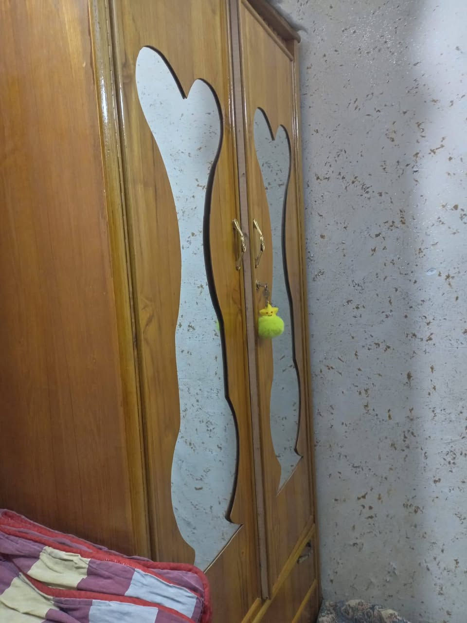 اخوان غرفة نوم نظافه 100/100 مع ثلاجه وكاونتر مع الملحق للبيع الشراي يتصل على الرقم ***********
