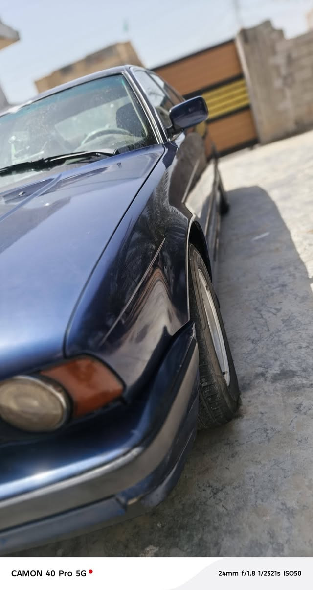 للبيع bmw 525 موديل 1992 مفتوح 
رقم بغداد باسمي تحويل ثاني يوم معمرة ومصبوغة عام شواصي ولغود وتكم مكفول 
نصبتها حلوة السيارة التبريد شغال مكينة بيها خيط تبيخر الكير مكفول السيارة بيها شاشة وكامرة صدرها جيد 
السعر ٤٥ وبيها مجال
مكانها بغداد غير متواجد على الفيسبوك الشراي يتصل 
رقم الهاتف ***********

