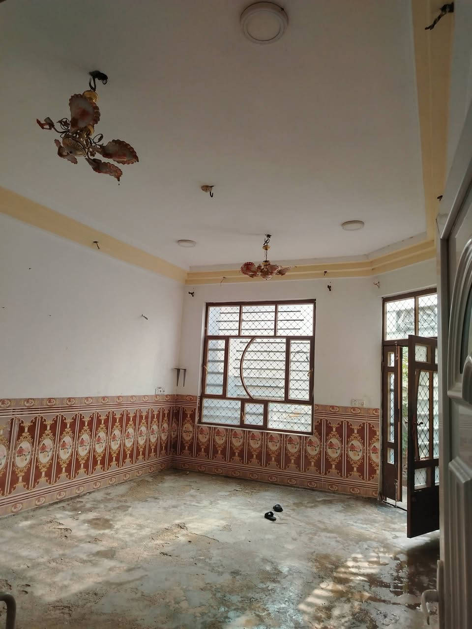 السلام عليكم بيت للبيع زراعي بالكاطون قرب مكتب بيروت المساحه 200 متر غرف عدد 2 وصاله ومطبخ وستقبال وصحيات داخل وخارج
وقاط ثاني هيكل غرف عدد 2 وصحيات نقصه سيراميك ارضيه ولبخ الواجهيه فقط الاتصال ع رقم او واتساب 
***********
