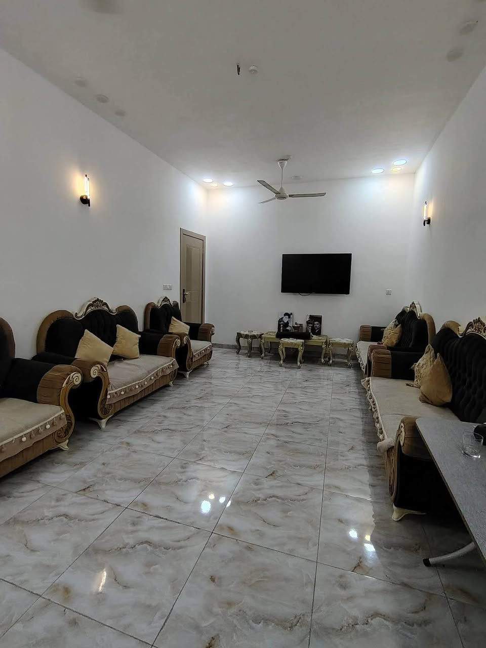ما تلكه اجمل من هيج بيت
🔸بيت زراعي مساحة 250  سند 25  بناء 2026 
🔸حي الشموع - شارع المدارس 
🔸مقابل الطابو و على مخطط التبليط
🔸خدمات كلها متوفره

البيت بناء طابقين

🔸الطابق الاول يحتوى على

🔹حديقة  خارجيه + داخليه
🔹مطبخ حار + بارد + مخزن للطعام
🔹استقبال انيق و كبير مع مجمع صحيات خاص به
🔹صاله  و مجمع صحيات داخلي
🔹غرفتين  ( غرفة واحد بنظام سويت )

🔸الطابق الثاني يحتوي على

🔹غرفتين بنظام سويت كامل و مجمع  صحيات خاص بكل غرفة
مع صاله 

البيت بناء درجة اولى و خارطة حديثه 
تأسيس كهرباء و ماء بأحدث الانظمه
و يحتوى على اجهزة حماية خاصة لكل جهاز كهربائي

للأستفسار اتصل على الرقم 
***********
