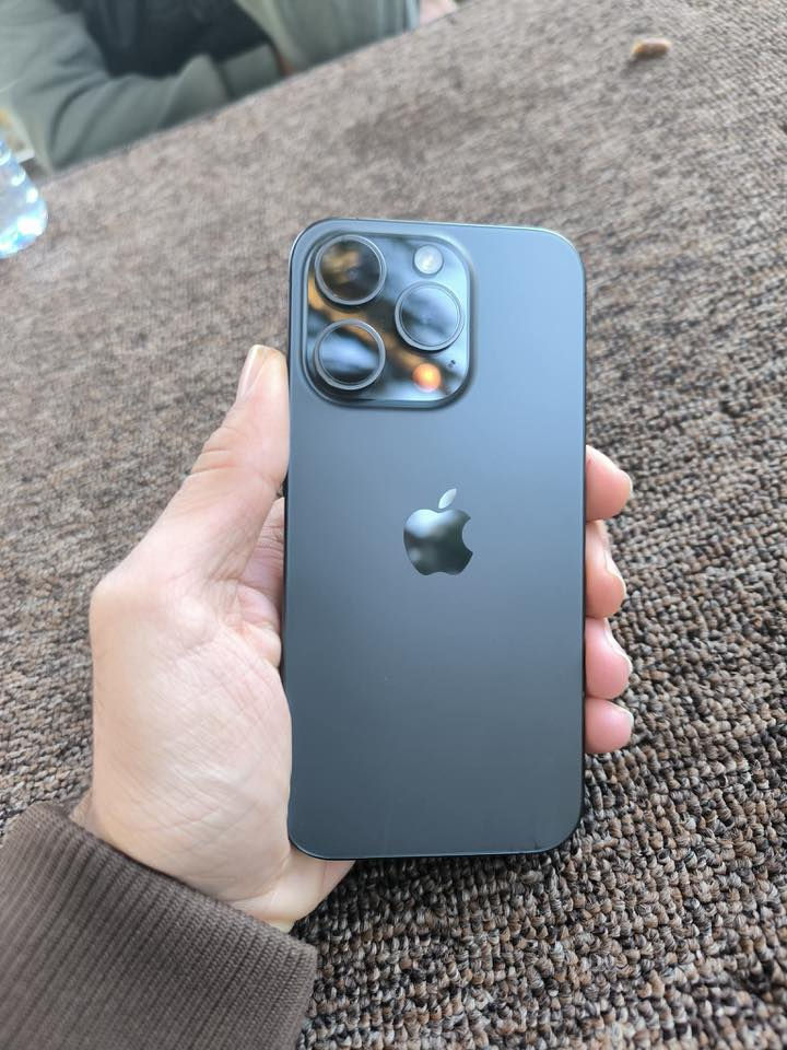 IPHONE 15 (PRO)
مبدل شاشة اصليه فيس ايدي واكف 

بطارية (97) اصلية مامعلايه 

شرق اوسط 

الجهاز شخط واحد مابي 

للبيع السعر ٦٥٠ 

***********
