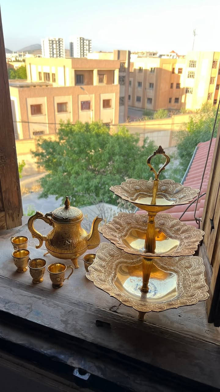 ✨طقم فاخر بلمسة ملكية ✨

إذا تحبي الأناقة والذوق الرفيع، هذا الطقم  ليك ✨

طقم ذهبي كلاسيك مصنوع من الزاماك يجمع بين إبريق مزخرف بنقوش تقليدية مع كؤوس صغيرة أنيقة، وزيد عليه طبق حلويات بثلاث طوابق يعطي لمسة فخامة لأي طاولة 💫
مثالي للضيافة، المناسبات، 😍

التفاصيل الدقيقة + اللون الذهبي اللامع = فخامة ما تتفوتش

خليه يكون القطعة اللي تكمّل أناقة دارك وتخلي ضيافتك غير عادية 💛


**إذا كنت صاحب هذا الإعلان وتريد حذفه لأي سبب، رجاءا أرسل رسالة إلى الدعم الفني**