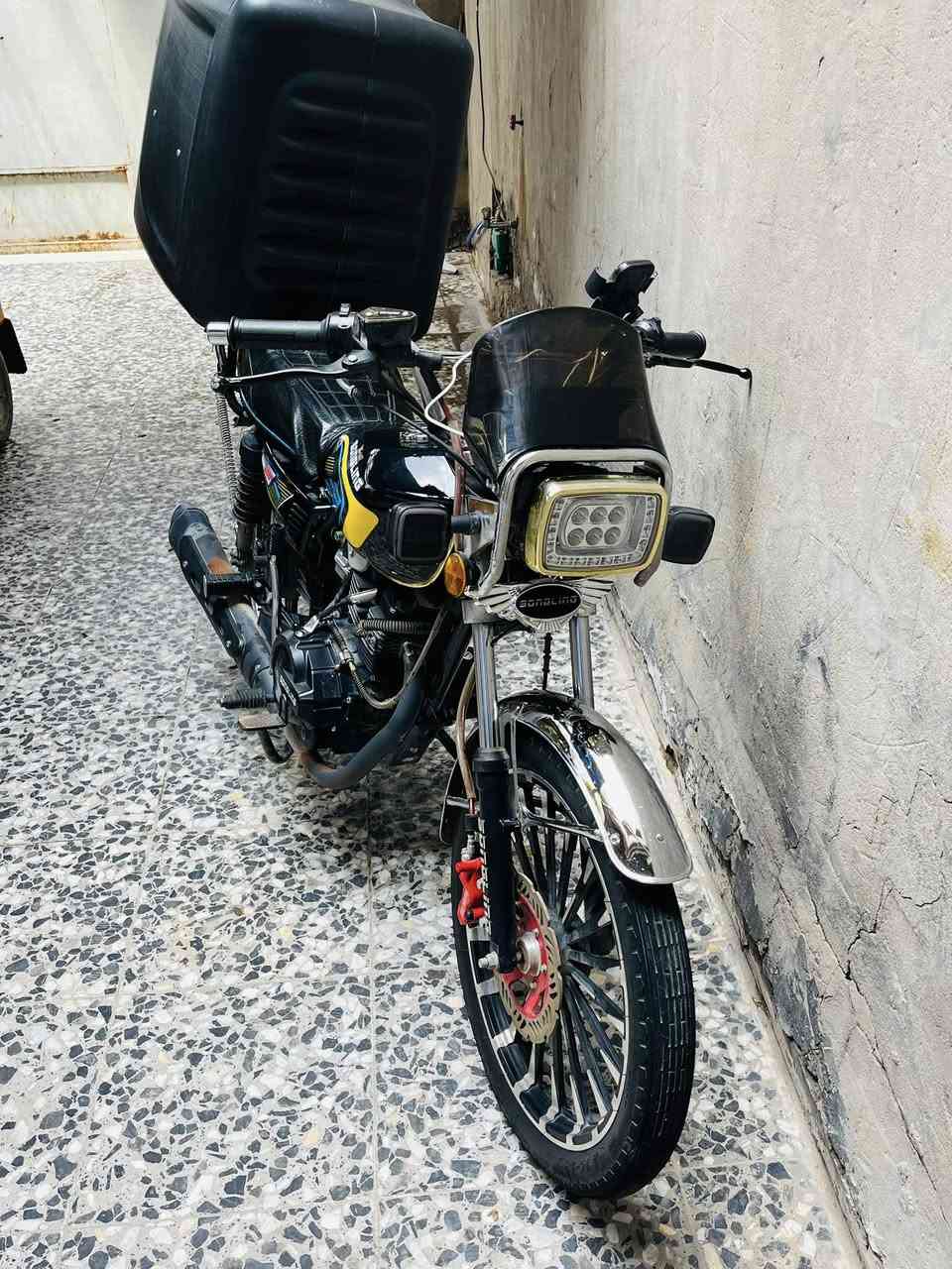 السلام عليكم 
دراجه ايراني النوع (سيفان)
5كير دراجه موديل 2026
محرك 200
الدراجه مكفوله ونضيفه كلش دراجه خير من الله 
وصار الهة كم شهر من نازله من الرمبه 
السعر والتفاصيل 
*********** واتساب
