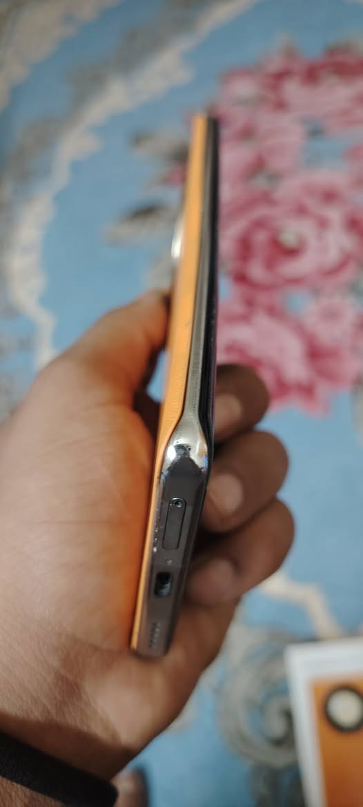 السلام عليكم هونرx9bذاكره 256 رام 8+8 بطاريه 5800 الجهاز فقط الفلاش وسماعه فجئه وكفن والباقي كله شغال فقط الي ذكرته فلاش وسماعه. سعر 150العنوان بغداد العامريه   رقم الهاتف ***********
