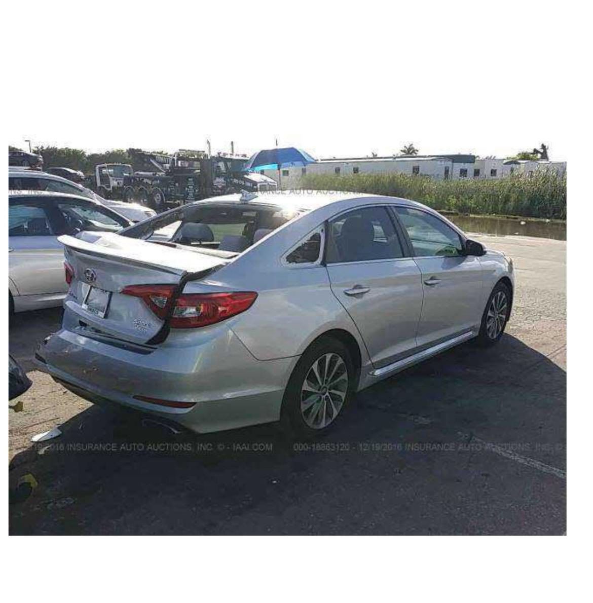 السلام عليكم سوناتا 2015 وارد امريكي السياره جاهزه وخير من الله عليها تخم تاير جديد عليه ادامه كامله للمكينه السياره جاهزه من كل النواحي حادثه كما موضح بس صوره جاملغ خلفي وقبق جنطه السياره جاهزه للخير السعر 133 وبيها مجال 
السياره بسمي تحويل ثاني يوم مكان بغداد المنصور للاستفسار 
***********
