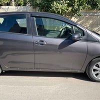 : يارس ياباني اصلي 2015 وارد امريكي حادث فقط الجاملغ الايسر وباب الساي...