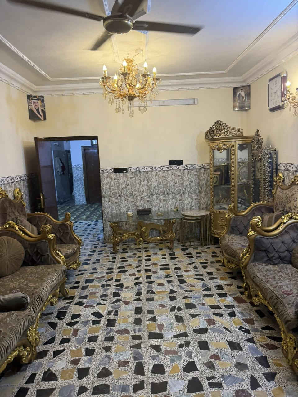بيت للبيع الشعب التجار منطقة الضباظ
قرب الاسواق المركزية

المساحة 150 م
الواجهة.  7.5
النزال.        20
للاستفسار
مكتب بغداد للوساطة العقارية
***********
***********
