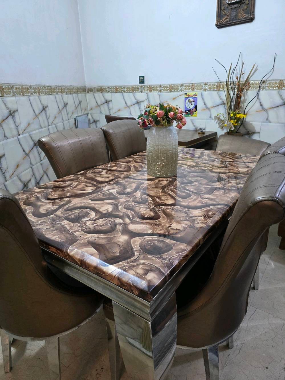 السلام عليكم 
ميز طعام مرمر للبيع نظيف وياه 5 كراسي والسادس مكسور مثل ما موضح بالصور سعره 150الف وبيه مجال
مكاني بغداد الحريه الدولعي
للتواصل واتساب ***********
