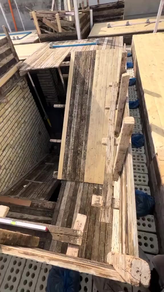 سلام عليكم نجار متفرغ داخل بغداد شغل مضبوط وخشب جديد ومضبوط بل موعد والي يحب اخذ كرسته وعمل عادي الهاتف***********
