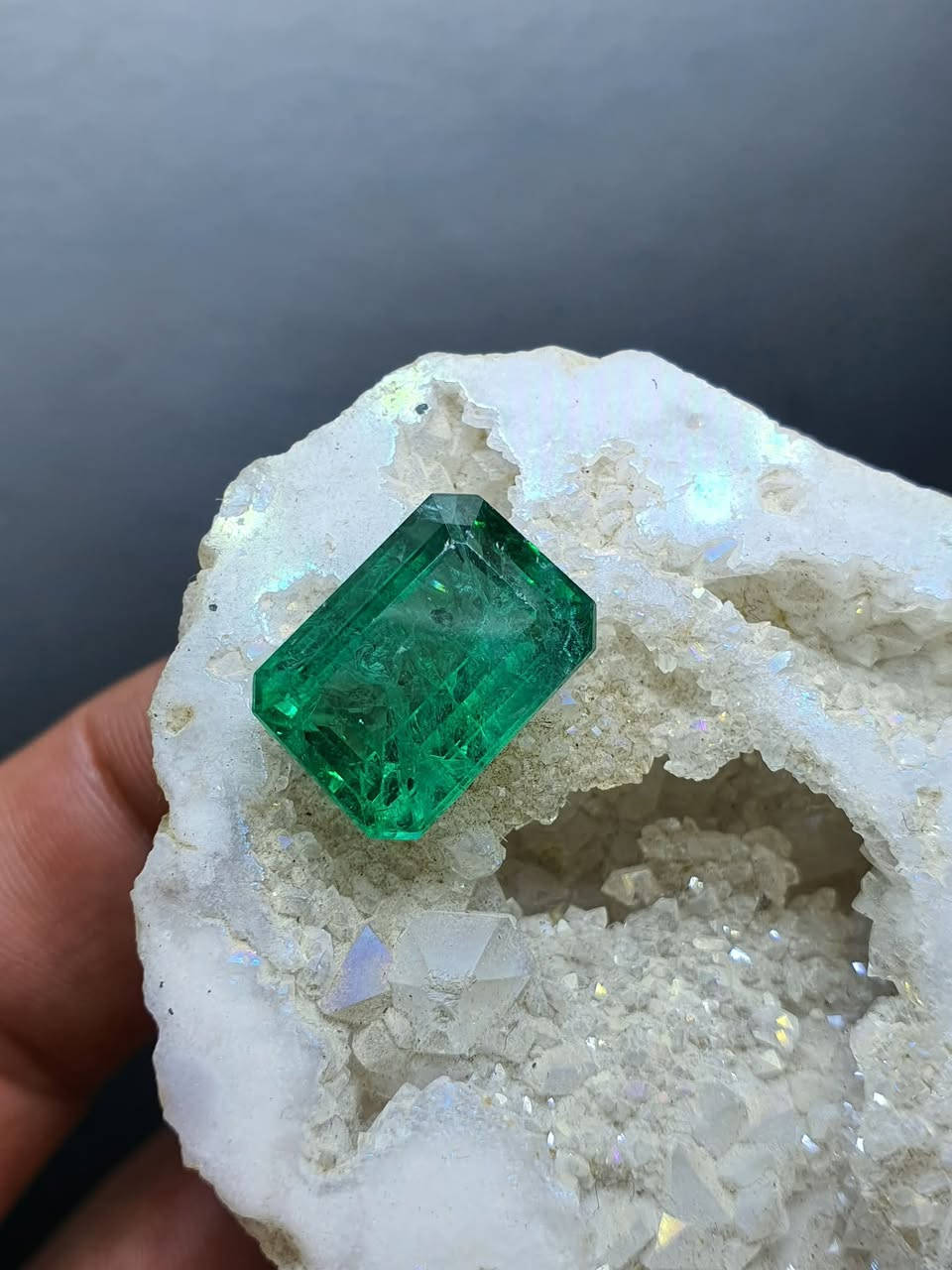 ماشاءالله…زمرد زامبي طبيعي اصلي درجة أولى شرط الفحص شبيه الكولمبي تمامآ وزن 9 قيراط حجم 14 ملم للبيع بسعر 200 دولار
***********
