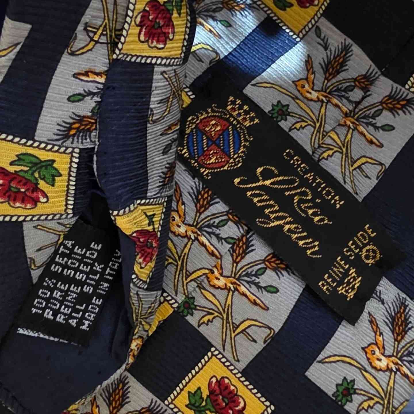 السعر:4,000
التوصيل:5,000
التوصيل لجامعة التراث وجامعة النخبة:3,000 
كرافتة (ربطة عنق) Rico Lanyeur الإيطالية - حرير طبيعي 100%
​لمحبي الفخامة والقطع النادرة، ربطة عنق كلاسيكية تجمع بين الحرفية الإيطالية والتصميم الفني الراقي.
​الماركة: Creation Rico Lanyeur.
​الصناعة: صنع في إيطاليا (Made in Italy).
​الخامة: حرير طبيعي خالص 100% (Pure Silk / Reine Seide).
​التصميم: نمط مربعات هندسي يدمج بين زخارف نباتية لزهور حمراء وسنابل قمح ذهبية، مما يعطيها طابعاً "فينتج" (Vintage) مميزاً.
​الألوان: مزيج أنيق من الكحلي، الأصفر، والرمادي مع لمسات بالأحمر.
​الحالة: حالة ممتازة وتفاصيل دقيقة واضحة في النسيج.
​قطعة مثالية للمناسبات الرسمية أو لإضافة لمسة كلاسيكية فاخرة لمجموعتك الخاصة.
#fashionstyle #explore #trending #عبودي_فاشن #الحمدلله


**إذا كنت صاحب هذا الإعلان وتريد حذفه لأي سبب، رجاءا أرسل رسالة إلى الدعم الفني**