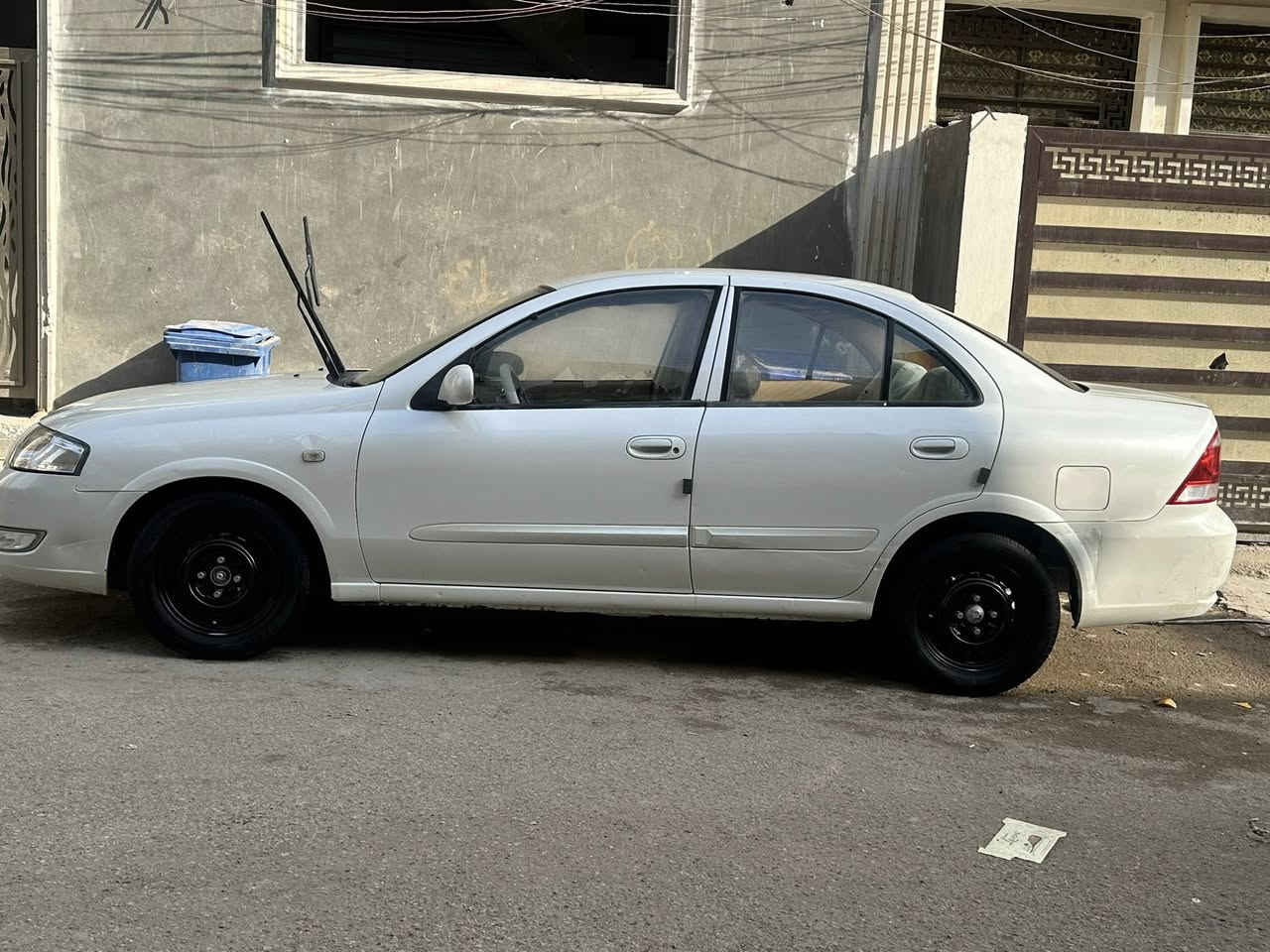 مرحبا حبايبي هاي نيسان سني بدي كوري السياره جديده وجهزه برغي ما ناقصهةتحويل ثاني يوم مكفوله من الضربه بس بيهة الجملغ الامامي والباب اصدر صبغ وباوك الباب الخلفي يعني ٣ قطع بصب فقط بدون حادث ولا دواخل 
الموديل ٢٠١٢  السعر ١٠٠ وهاذ تلفوني *********** موفق
