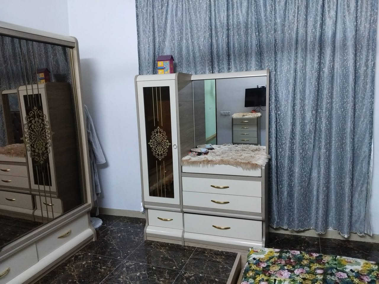 السلام عليكم غرفة نوم تركي نظيفة مابيهه اي عيب ولا كسر سعرها ٨٥٠ وبيهه مجال***********

