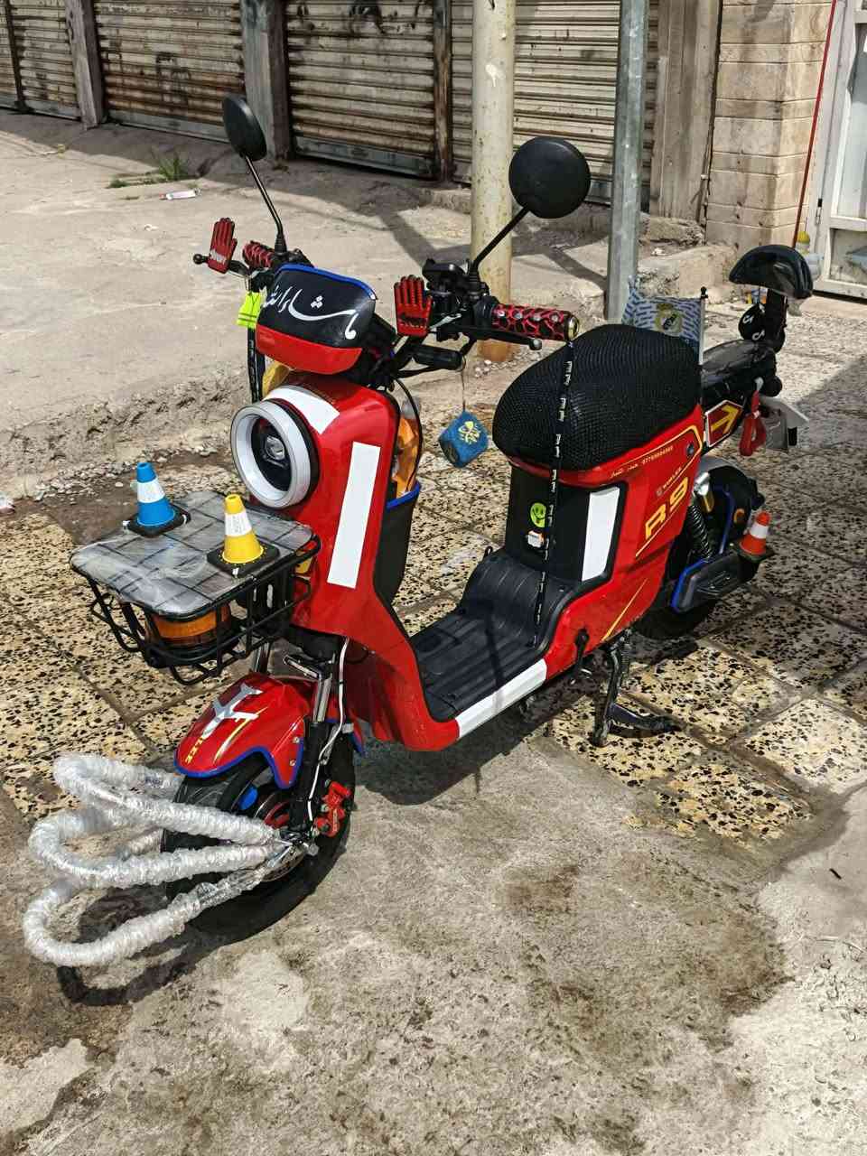 ماطور للبيع مع اغراضها كامل مستعمل اقل من سنة ما بيها اي عطل عقل وبطارية وملف ما بيهم اي شي و4 نمر يمشي بسرعة 109 سعر 600 لتفاصيل اتصال على رقم 
***********
