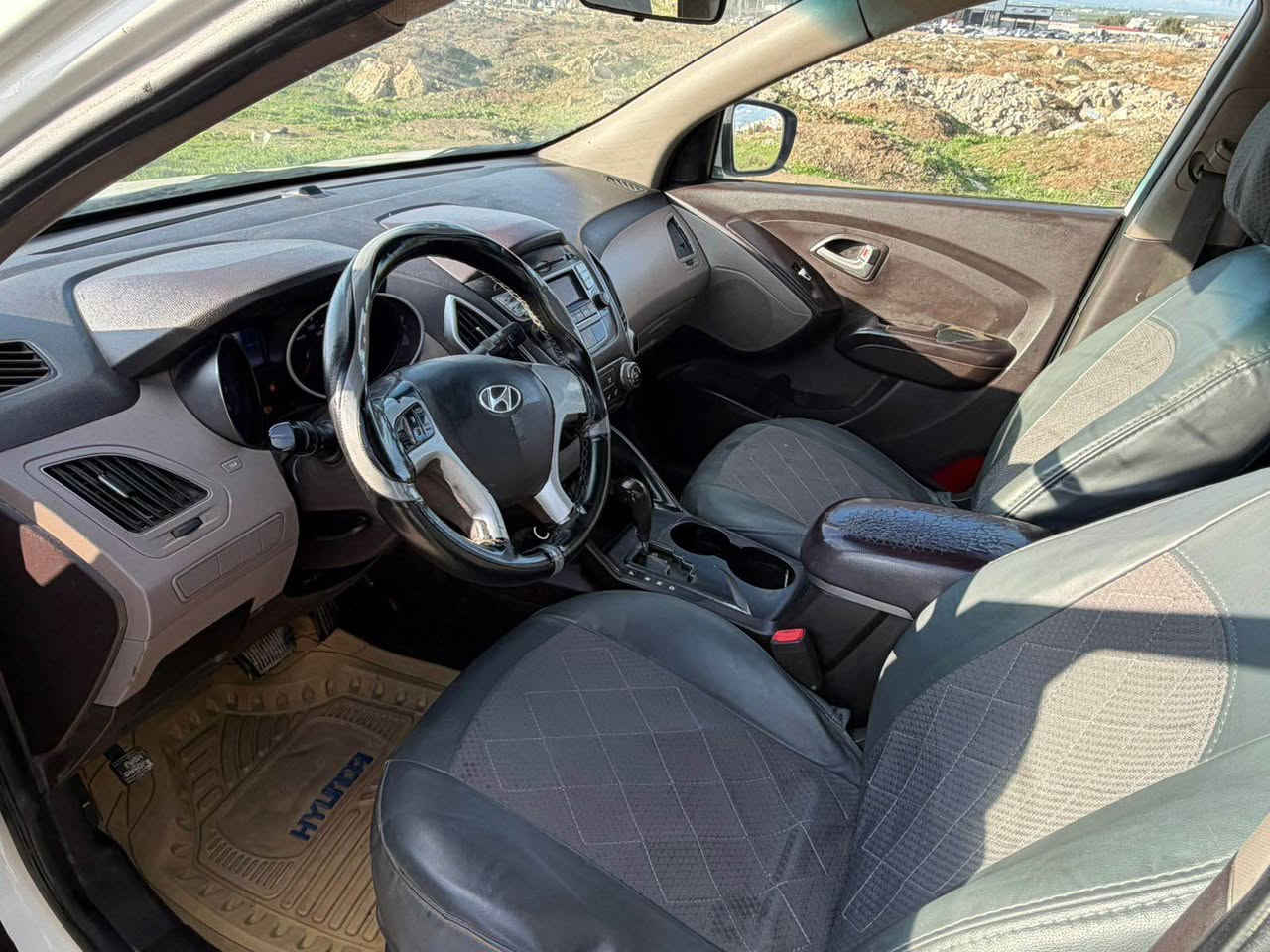 توسان ٢٠١١ للبيع بيها قطعتين صبغ بابين صفحة السائق والهلال الخلفي بدون دواخل سعرها 117 $ ورقه وبيها مجال *********** اكر, نينوى
