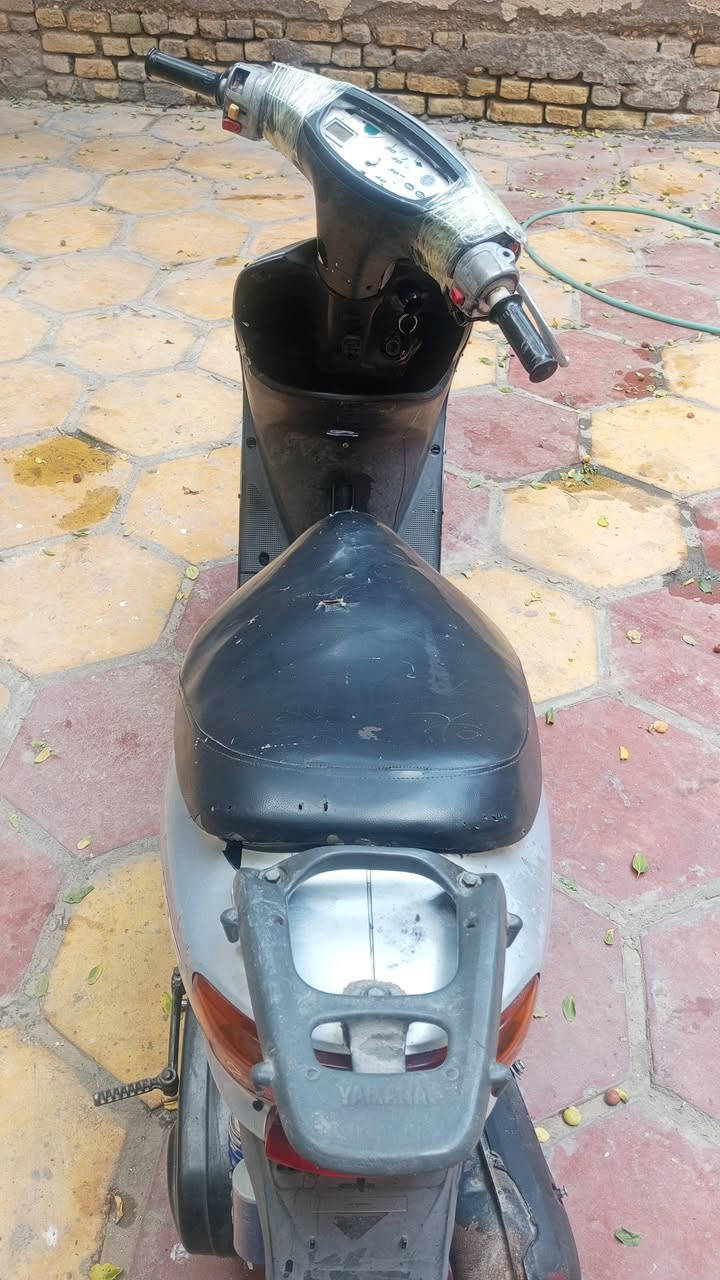 سلام عليكم الدراجه للبيع  كله شغال بس العداد والسلف ما يشتغل لايت بكلايت اشاير كله يشتغل  نقره هندر السعر 200 وبيه مجال المكان الناصريه الرقم ***********
