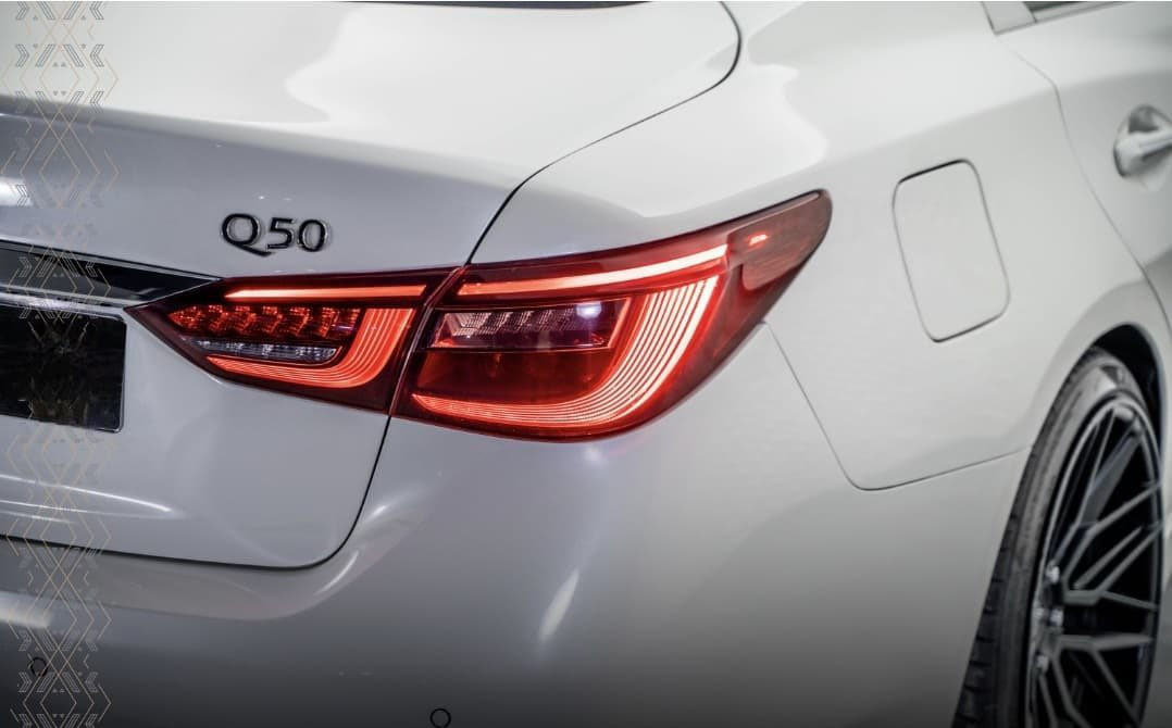 سلام عليكم.  
انفنتي Q50 سياره سيدان
. محرك V6 التوربو بسعة 3.0 لتر 
.قوة 300-400 حصان 
.ناقل حركة ئوتوماتيك بسبع سرعات 
.نيضام تحذير الاصطدام 
.نيضام تحذير مغادرة المسار 
.نيضام تنبيه النقاط العمياء
.شاشة لمس مقاص 7 بوصات 
.نيضام صوتي BOSEمتميز 
ANDRIOD AUTO او apple  carplay  .
.نيضام ملاحة
مقاعد جلد فاخرة 
مقاعد امامي هيتر 
نيضام الدخول ذكي بدون مفتاح 
.كاميرات 5
.رادار 4  
.كشنات خزن 
.ستيرن هيتر.كهرباي
.فتحت سقف 
.عينات كهرباي +رادار 
مود. Sport+eco+comfort
گزوز سپورت. 
.ويل. اصلي. سپورت 
.موديل ٢٠٢٠ 
.ماشي ٢٤ الف كيلو حقيقي 
.٢قطعه صبخ +٢مبدل نفس لون. بدون صبخ 
.باقي سياره مكفولة كفالة عام.  دينار ما بيها مصرف 
.رقم سنوي جديد 
سعر 17500$ومجال
***********☎️☎️☎️☎️
تحيات جميع كل اخوان……
