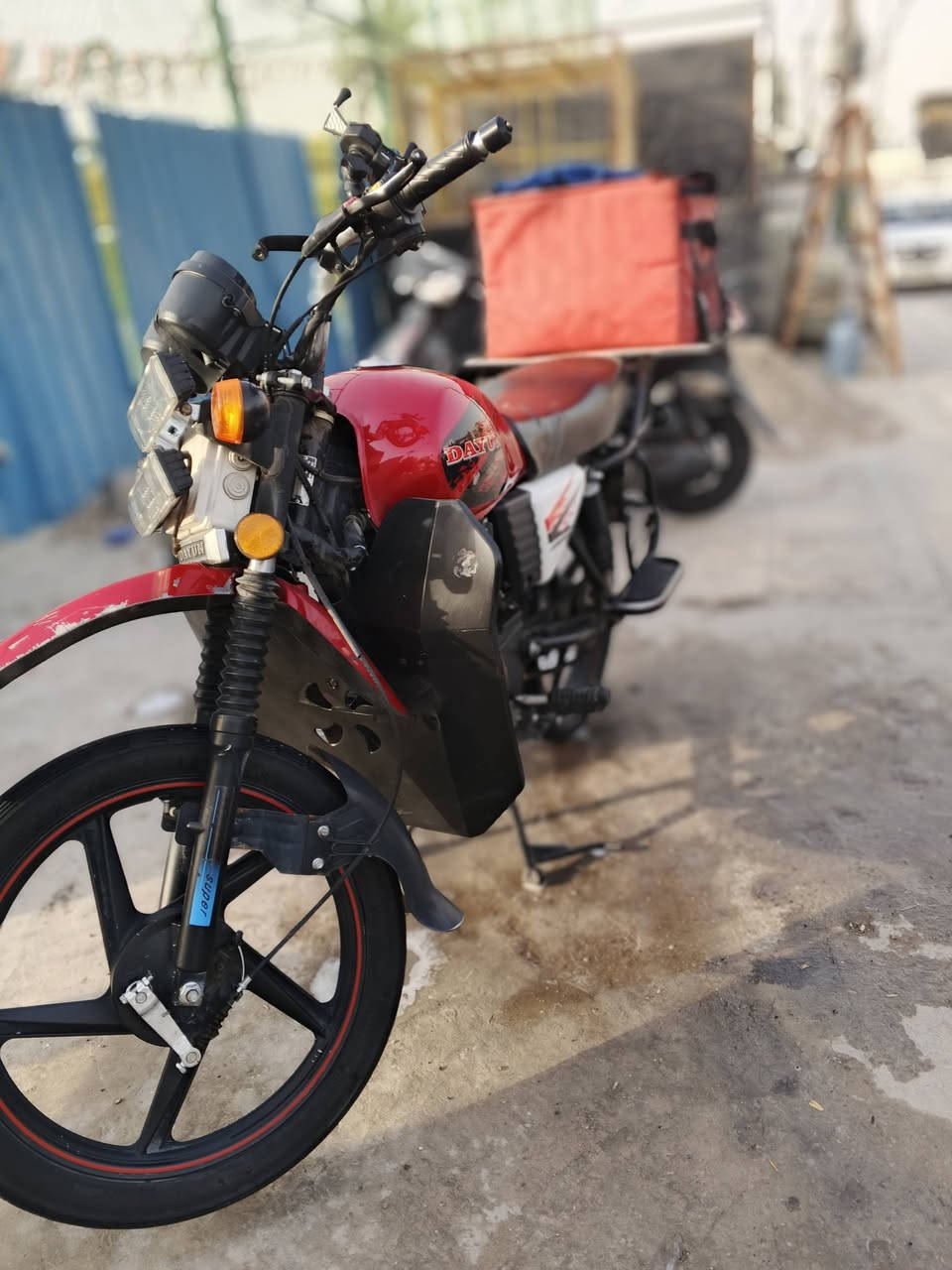 سلام عليكم دايوان 2021مكفوله من ضربه ومكفوله المكينه عيبه بس جاملغ دراجه خير من الله أوراقه ضايعه معروضه  900الف وبيهه مجال مكان الدراجه حي القاهره ***********
