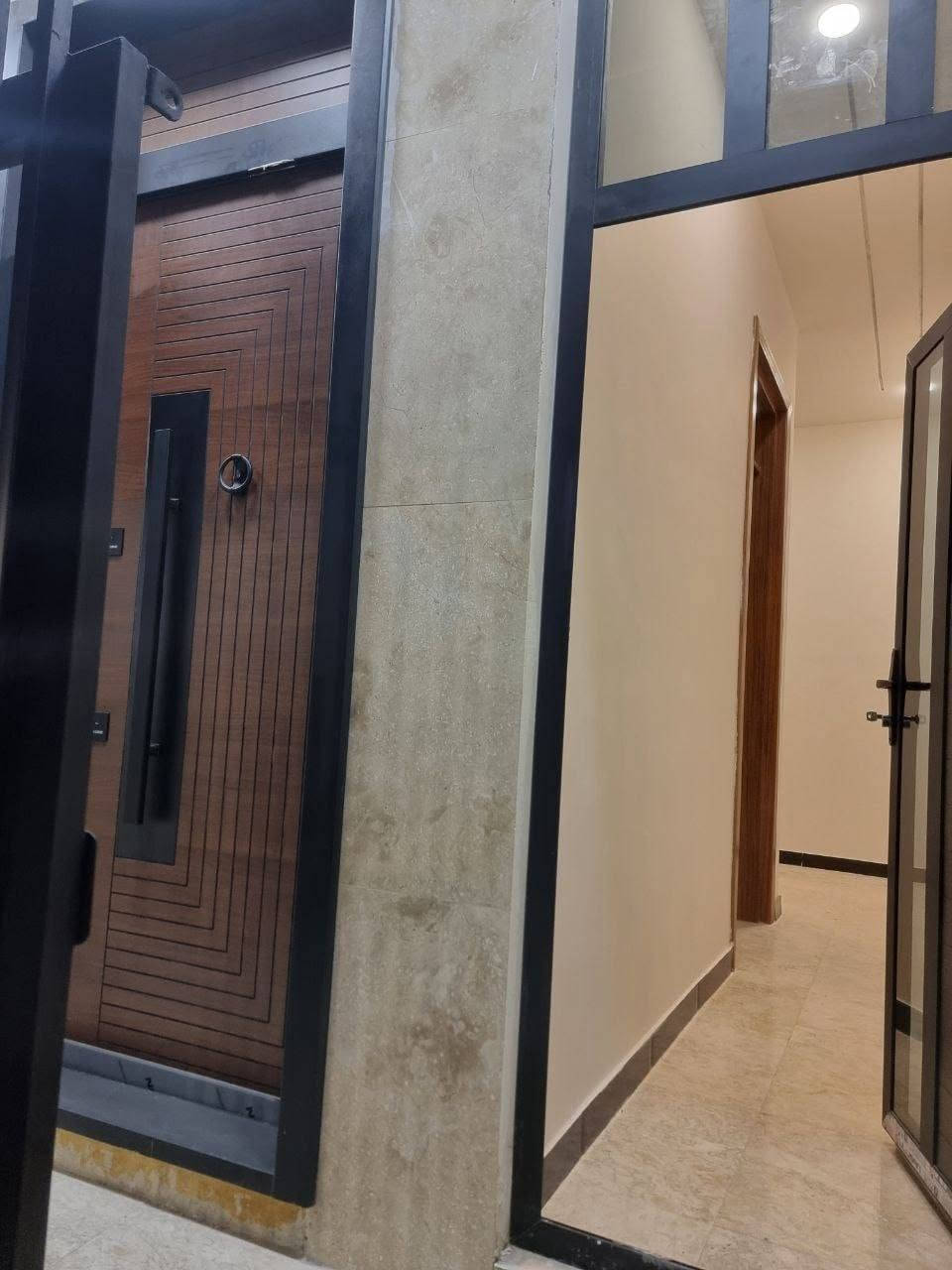 #عقارات_بغداد_دار_للبيع
دار للبيع درجة اولى  في الدورة حي الشرطة ابو طيارة طابو ملك صرف بناء جديد 
المساحة 60 متر واجه 6 ونزال10
مدخلين يحتوي الطابق الارضي على صالة وهول ومطبخ وحمام 
الطابق الثاني يحتوي على غرفتين نوم وحمام
الواجهة والارضيات مرمر والشبابيك المنيوم والابواب تركية درجة اولى
***********
