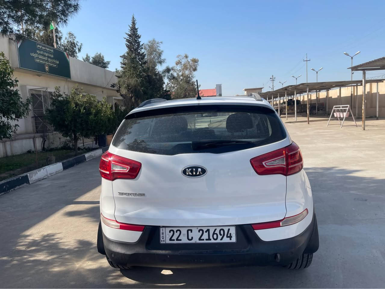 يكا. سپو ر تاج. خه لحي.  سفري. هه ولير. ر قه  م سه نه و ي نويه. به نا و خؤمانه. سفري و. لا خؤ مانه.  سه يار. كه. كلينه. بي. سبووخه.   فول. ته نها. به. سمه. نيه  شيون. هه ولير.  ***********
سحر 138 أربيل, العراق
