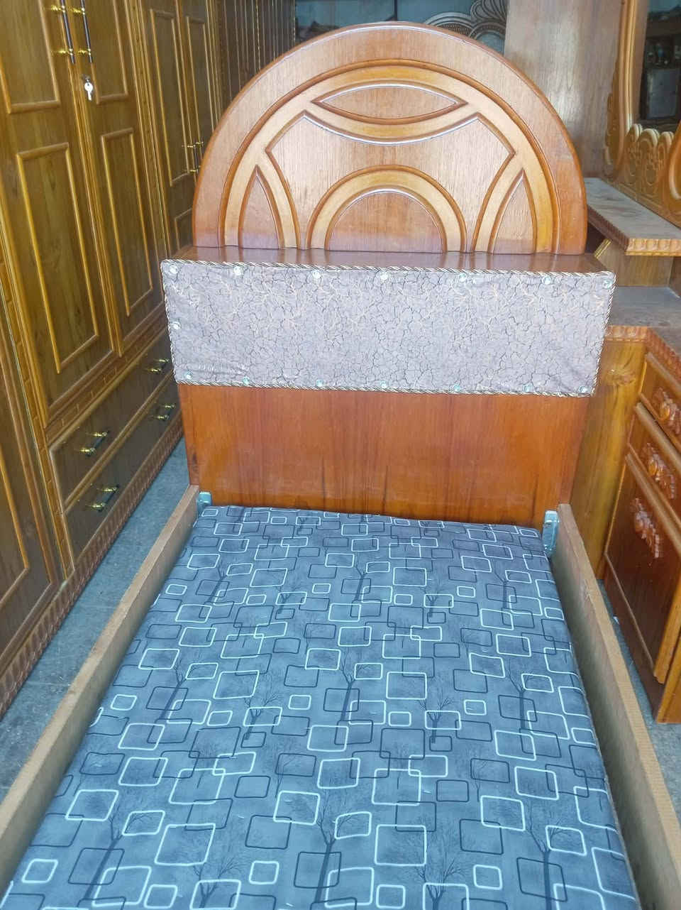 تخت نفر واحد صاج موديل حديث ؛شغل ثقيل جدا نظيف السعر ٦٠ قفل تواصل خاص ***********
