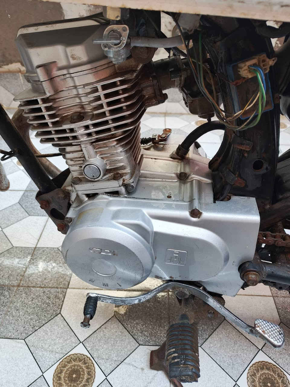 السلام عليكم دراجه نامه ادوات ،..ادوات مكفولة من السرقه تشتغل بس ادخن ابيع كومه حديد السعر 125قفل قفل العنوان حيانيه مدينه الشعله الاستفسار على الرقم ***********
