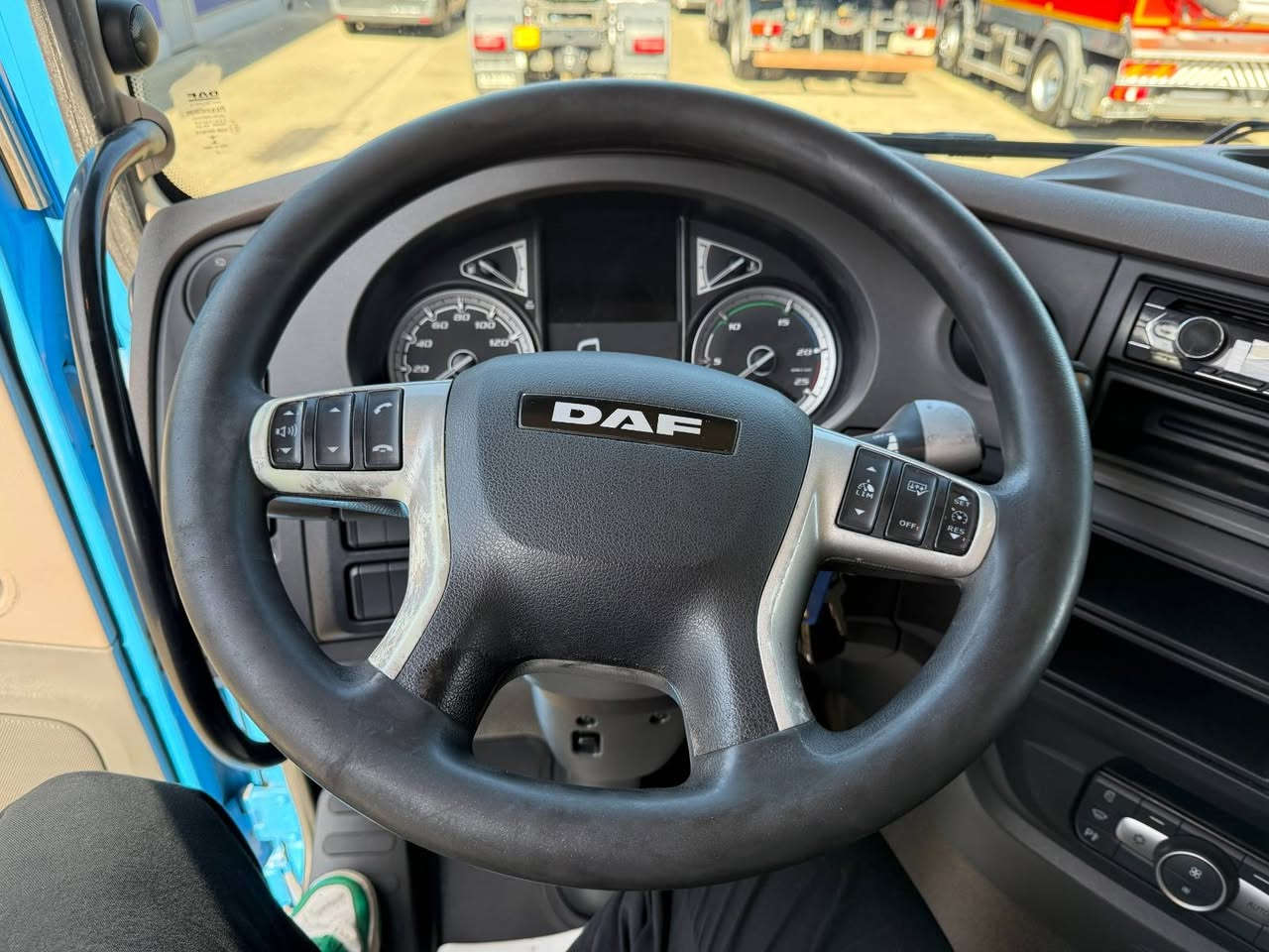 DAF XF 480
سنة الصنع 2020
عداد 515229 كم 
ناقل حركة أوتوماتيكي 
قوة المحرك 479 حصان 
3 محاور * محور توجيه 
رافعة pk 21000
السعر 50 الف دولار 
شامل كمرك ضريبة شحن 
مدة الوصول 25 يوم بعد الحجز


**إذا كنت صاحب هذا الإعلان وتريد حذفه لأي سبب، رجاءا أرسل رسالة إلى الدعم الفني**